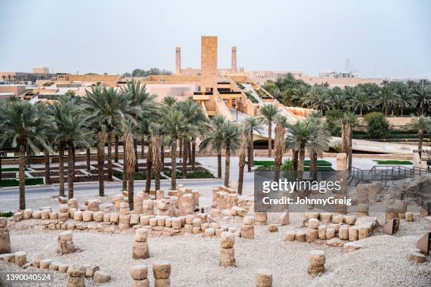 archaeological site and palm garden at saudi open air museum - nationaal monument stockfoto's en -beelden