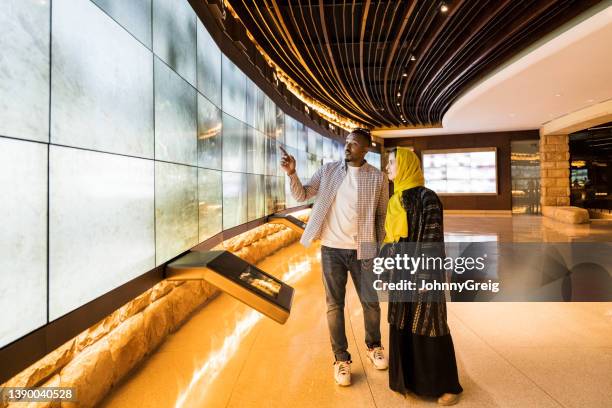 couple experiencing history in at-turaif visitor’s centre - museum stockfoto's en -beelden