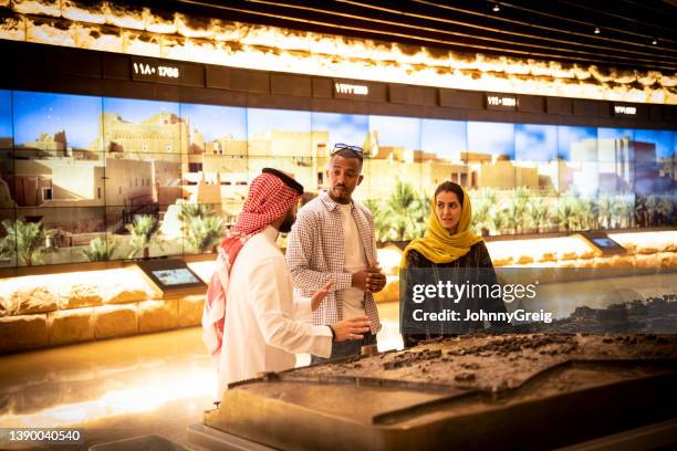 guide local éduquant les touristes dans le centre des visiteurs d’at-turaif - musée historique photos et images de collection