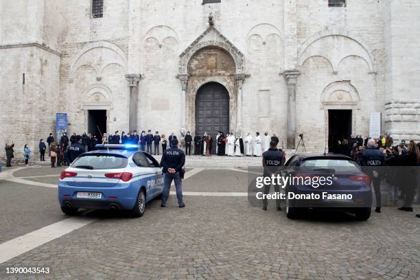 The State Police delivers the stolen goods, this morning the authorities, in the churchyard of the Nicolaian temple, received the gold from the...