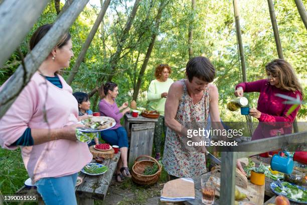 enjoying a sustainable cooking class - country origin training session stock pictures, royalty-free photos & images