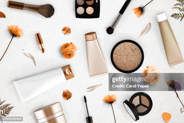 various makeup products and cosmetics in white background.top view-spring items - frühlings kollektion stock-fotos und bilder