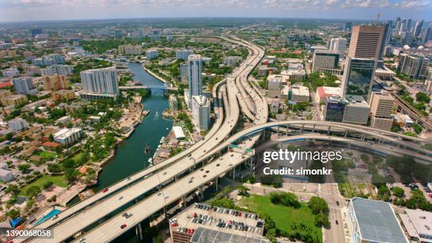 traffic on interstate 95 - great miami river stockfoto's en -beelden