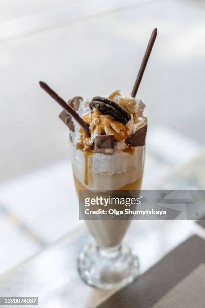 summer milkshake - mokka eis stock-fotos und bilder