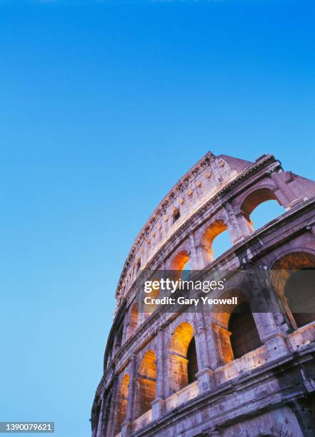coliseum in rome at dusk - stadium or arena or coliseum or colosseum or ring exterior or outdoor stock-fotos und bilder