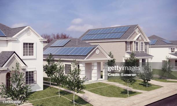 casa con paneles solares - panel solar fotografías e imágenes de stock