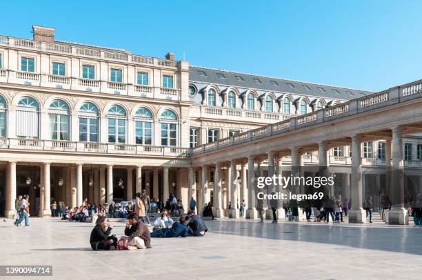 palais royal, columns and courtyard - palais royal stockfoto's en -beelden