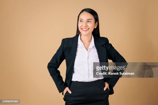 portrait of a smiling businesswoman - one young woman only photos et images de collection