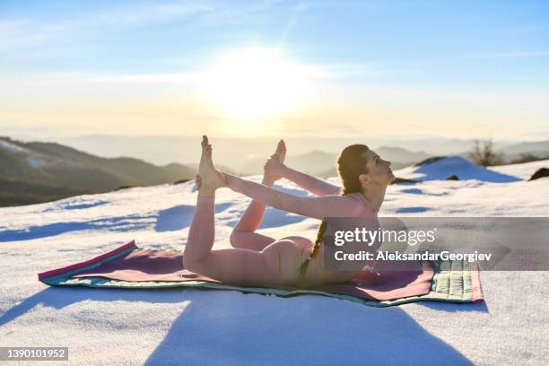 routine de yoga matinale avec position d’archet démontrée par de beaux yogini - couché de soleil photos et images de collection