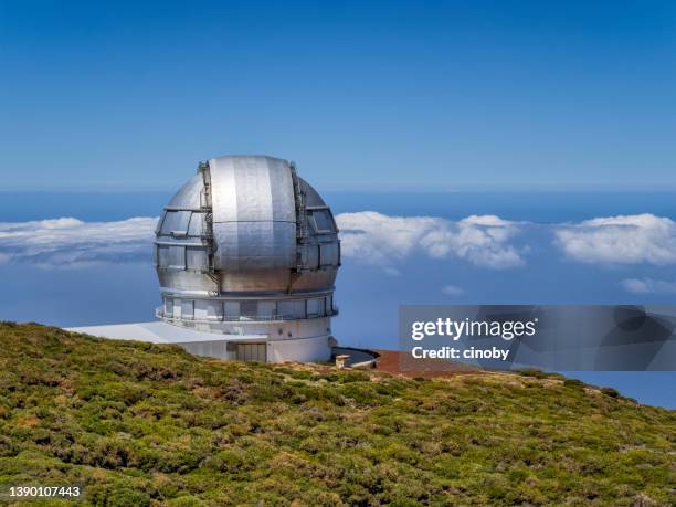 observatorios del roque de los muchachos en canarias ( parque nacional de la caldera de taburiente ) isla la palma en la provincia de santa cruz de tenerife - españa - astrophysics fotografías e imágenes de stock