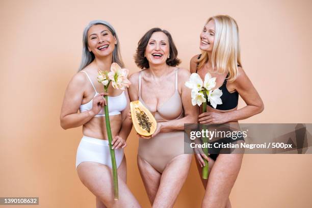 woman body positive and self acceptance concepts photosession - body photos et images de collection