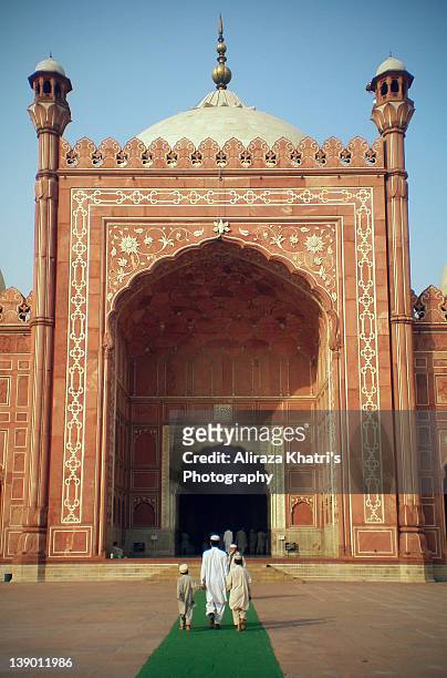 path to badshahi masjid - jama masjid agra stock-fotos und bilder