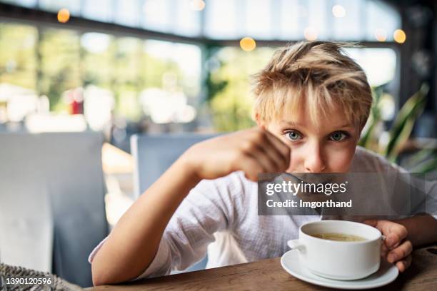 niño pequeño disfrutando comiendo sopa - sopa de pollo con fideos fotografías e imágenes de stock