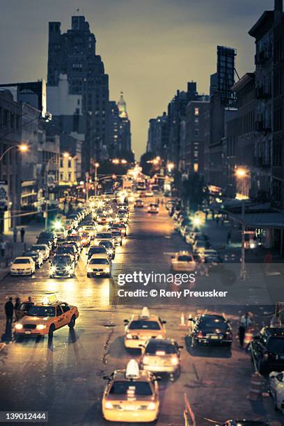 new york street at night - reny preussker imagens e fotografias de stock