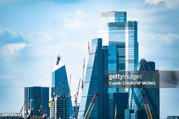 arranha-céus da cidade de londres com vista para casas ao longo do rio tâmisa - isle of dogs london - fotografias e filmes do acervo