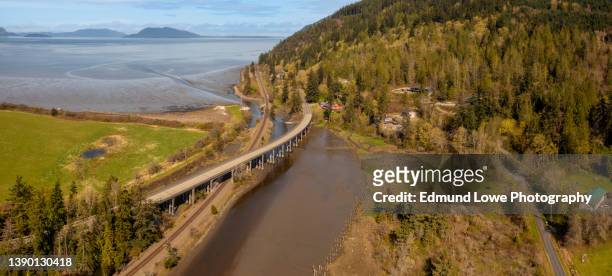 aerial view of chuckanut drive and the blanchard bridge in the skagit valley. - スカジット郡 ストックフォトと画像
