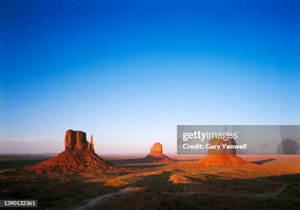 monument valley desert landscape - monument valley tribal park - fotografias e filmes do acervo