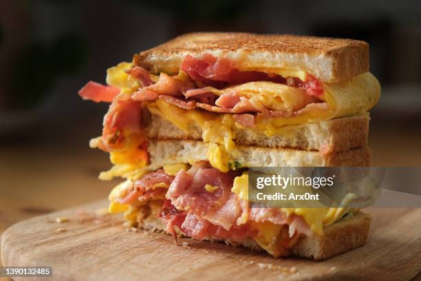 bacon and cheese sandwich - tosti stockfoto's en -beelden