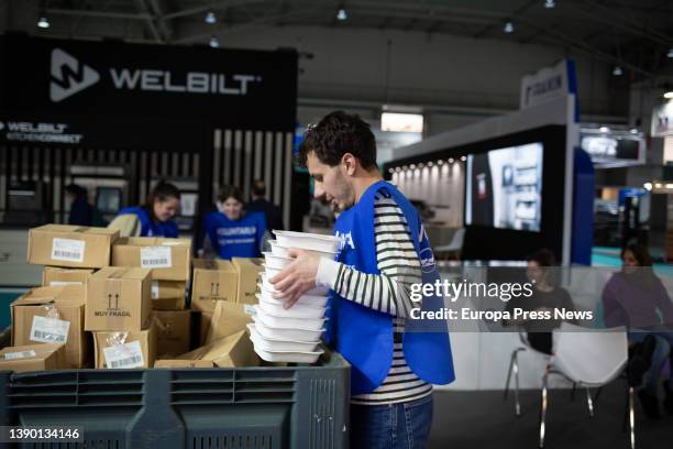 Volunteer participates in the recovery of surplus food from the Alimentaria 2022 Fair, at the Fira de Barcelona, on April 7 in Barcelona, Catalonia,...