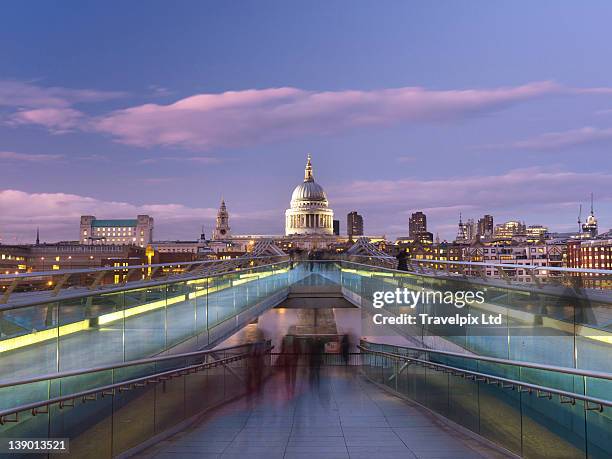 st pauls cathedral viewed over millennium bride - el milenio fotografías e imágenes de stock