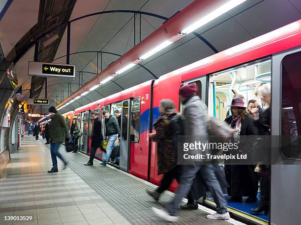 commuters using the london underground - hauptverkehrszeit stock-fotos und bilder