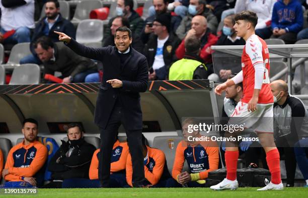 Giovanni van Bronckhorst, Manager of Rangers FC instucts his players during the UEFA Europa League Quarter Final Leg One match between Sporting Braga...