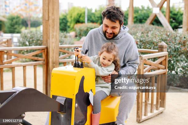 kinderspielplatz im öffentlichen park mit schulung im umgang mit dem bagger - playground stock-fotos und bilder