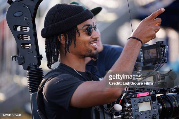 camera operator smiles while filming - movie and tv fotos stockfoto's en -beelden