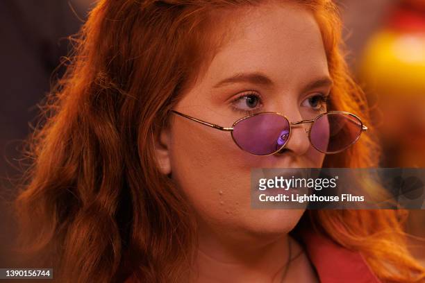 cu. portrait of red-haired young woman - beautiful woman shocked photos et images de collection