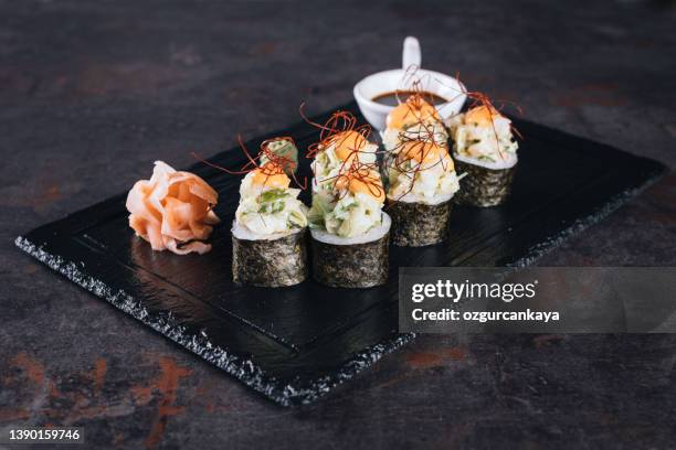 fresh sushi rolls - maki sushi 個照片及圖片檔