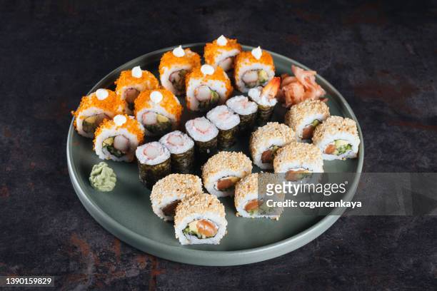 fresh sushi rolls - maki sushi 個照片及圖片檔