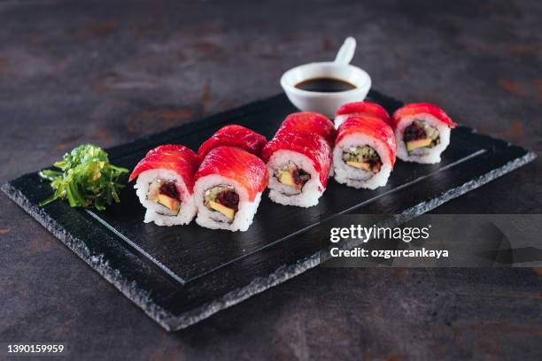 frische sushi-rollen - nigiri stock-fotos und bilder