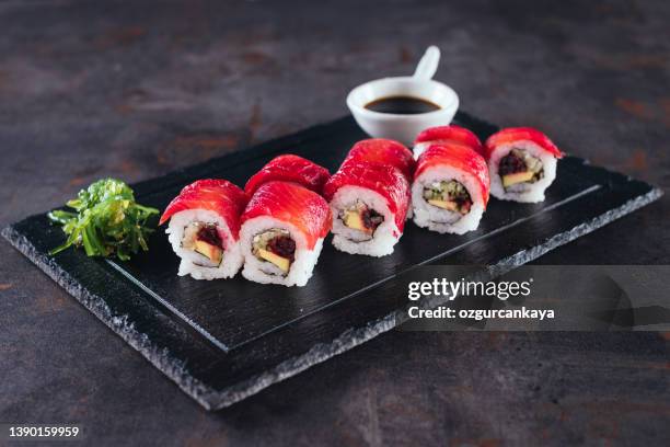 rollos de sushi frescos - nigiri fotografías e imágenes de stock