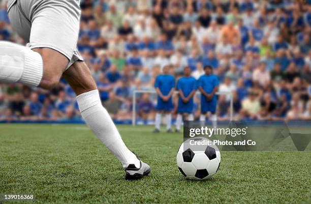 free kick during a football match - his foot photos et images de collection