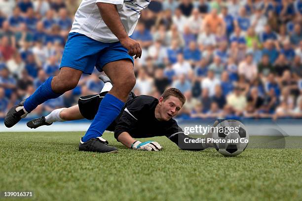 soccer goalkeeper defending goal - round two photos et images de collection