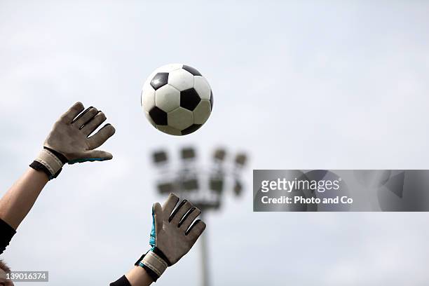 goalkeeper reaching for ball - goalie fotografías e imágenes de stock