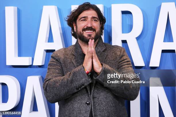 Singer Antonio Orozco attends the 'Laura Pausini - Un Placer Conocerte' premiere at Capitol Cinema on April 07, 2022 in Madrid, Spain.