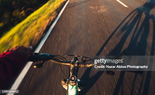 pov of biker on the road. - cycling point of view - fotografias e filmes do acervo