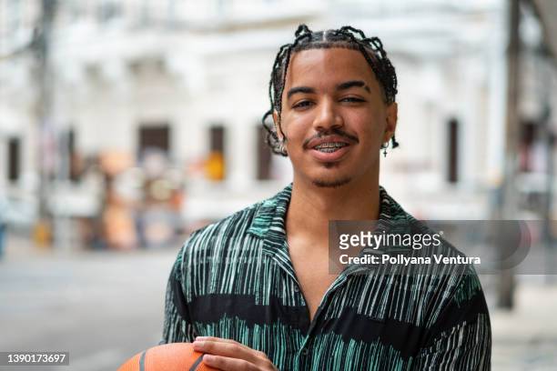 屋外でバスケットボールをしている若者の肖像画 - braces man ストックフォトと画像