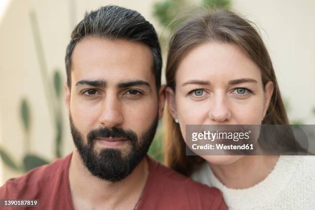 heterosexual couple together in back yard - emirati lady from back stock-fotos und bilder
