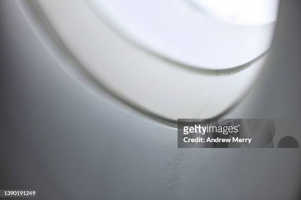 airplane cabin window close up, air travel pattern - hublot photos et images de collection