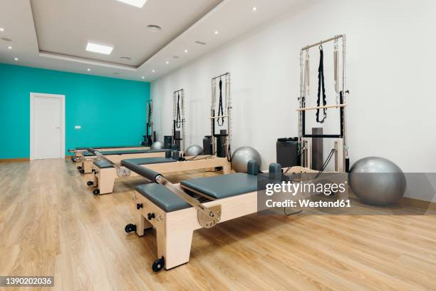 reformer equipment in pilates studio - pilates gerät stock-fotos und bilder