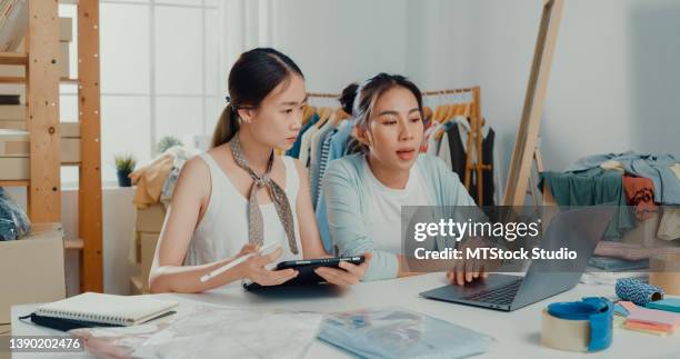 les jeunes femmes asiatiques avec ordinateur portable et tablette réunion vérifier le stock préparer la commande et planifier l’expédition au client à la boutique. - interior coche photos et images de collection