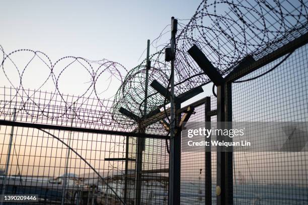 iron mesh isolation area - arame farpado arame - fotografias e filmes do acervo