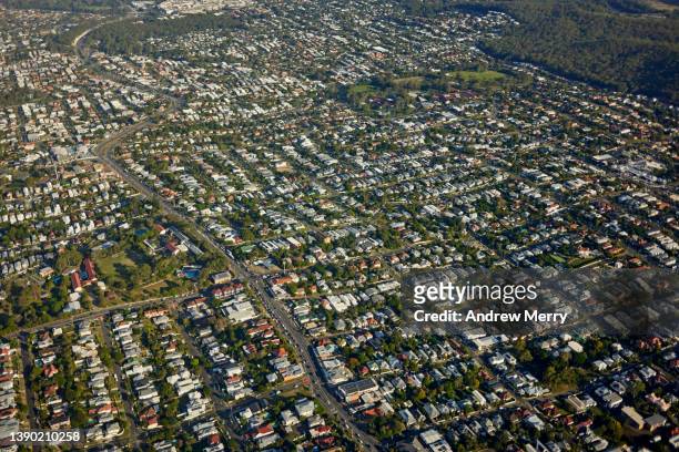aerial view of suburb with houses, trees and main road - suburbs australia stock-fotos und bilder