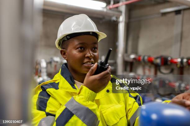female worker using walkie talkie to communicate - walkie talkie imagens e fotografias de stock