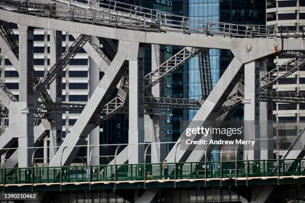 gray steel bridge, geometric pattern, story bridge, brisbane - río brisbane fotografías e imágenes de stock