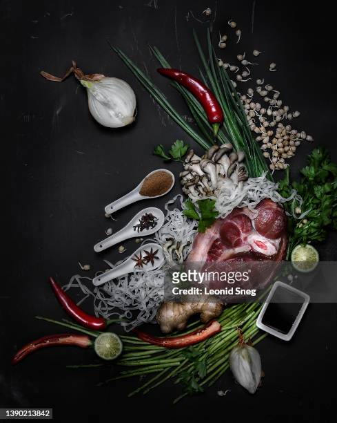 ingredients for vietnamese noodles soup pho bo on black background - pho suppe stock-fotos und bilder