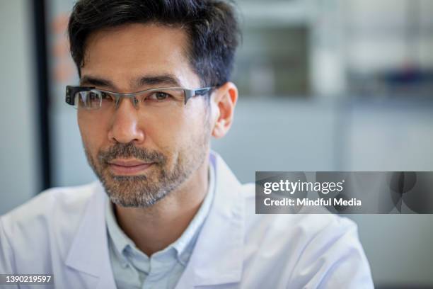 headshot di uno scienziato asiatico-americano fiducioso che indossa occhiali intelligenti e cappotto da laboratorio - smart glasses eyewear foto e immagini stock