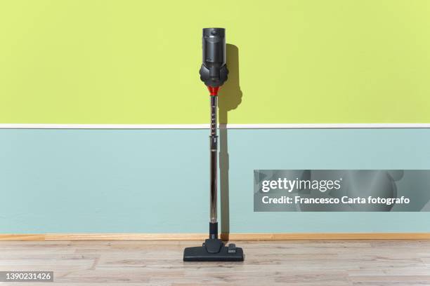 vacuum cleaner - aspirapolvere foto e immagini stock